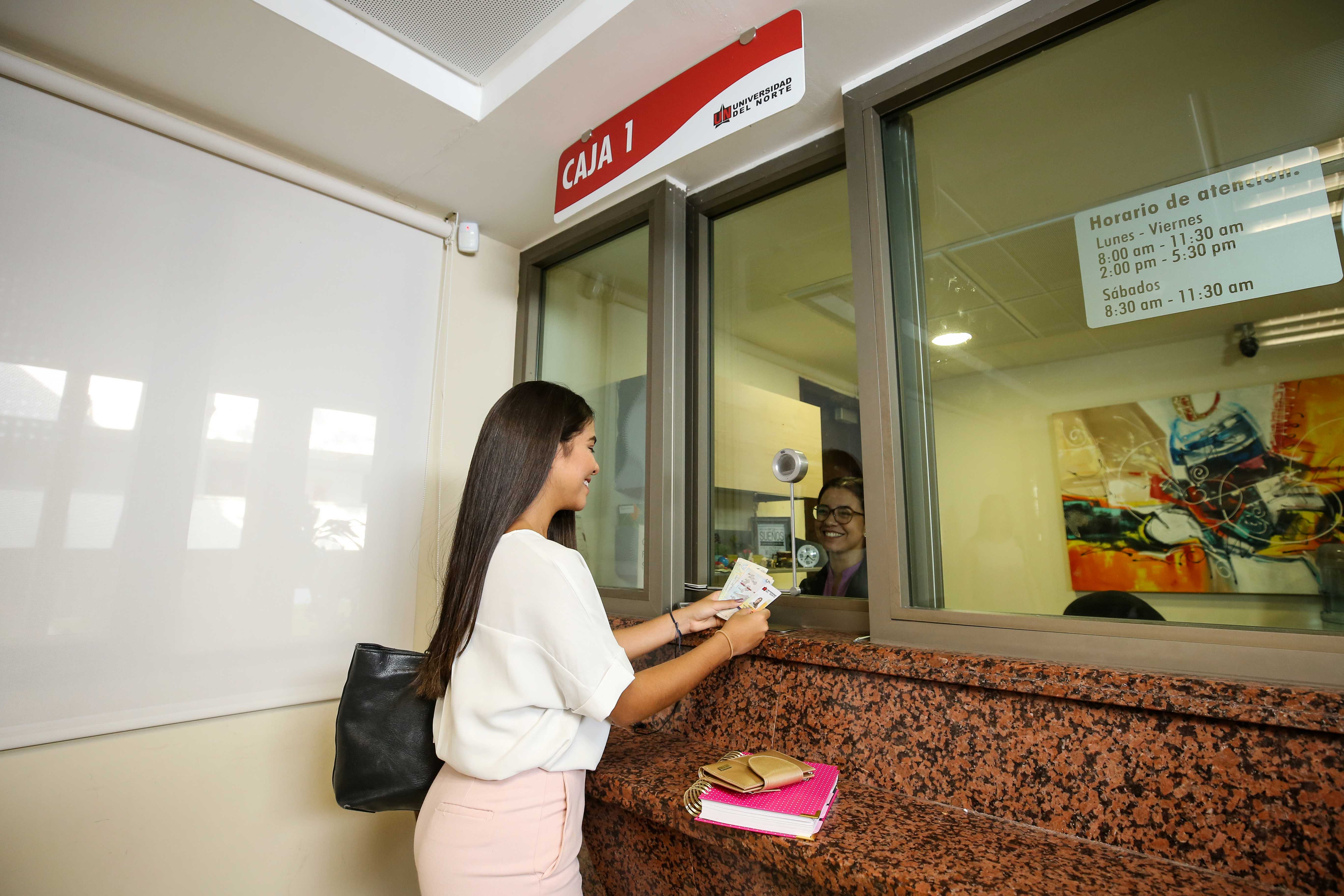 esta es la imagen de una persona depositando dinero un caja de la Universidad del Norte