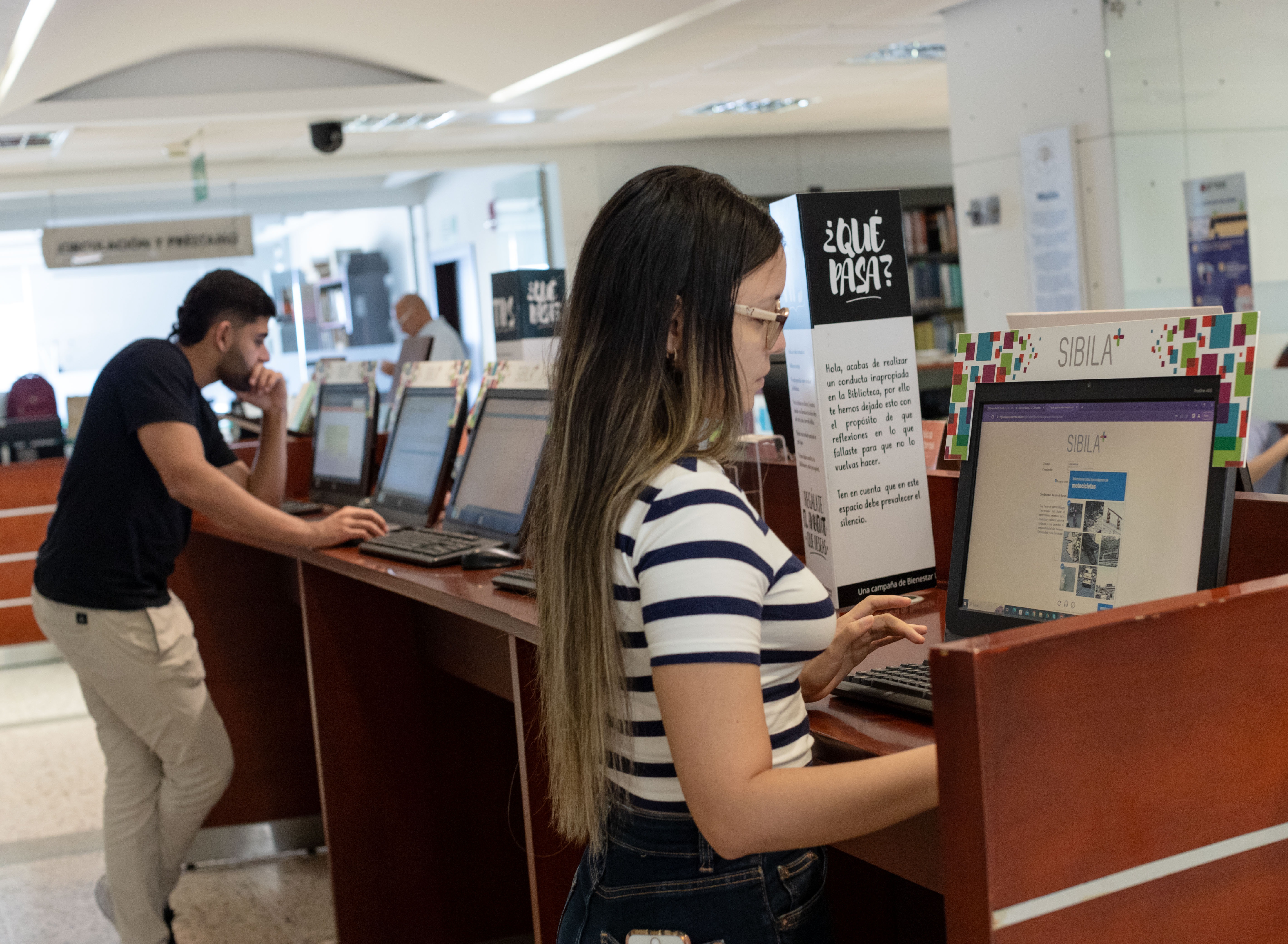 esta es una imagen de una persona revisando la base de datos de la biblioteca en un computador portatil