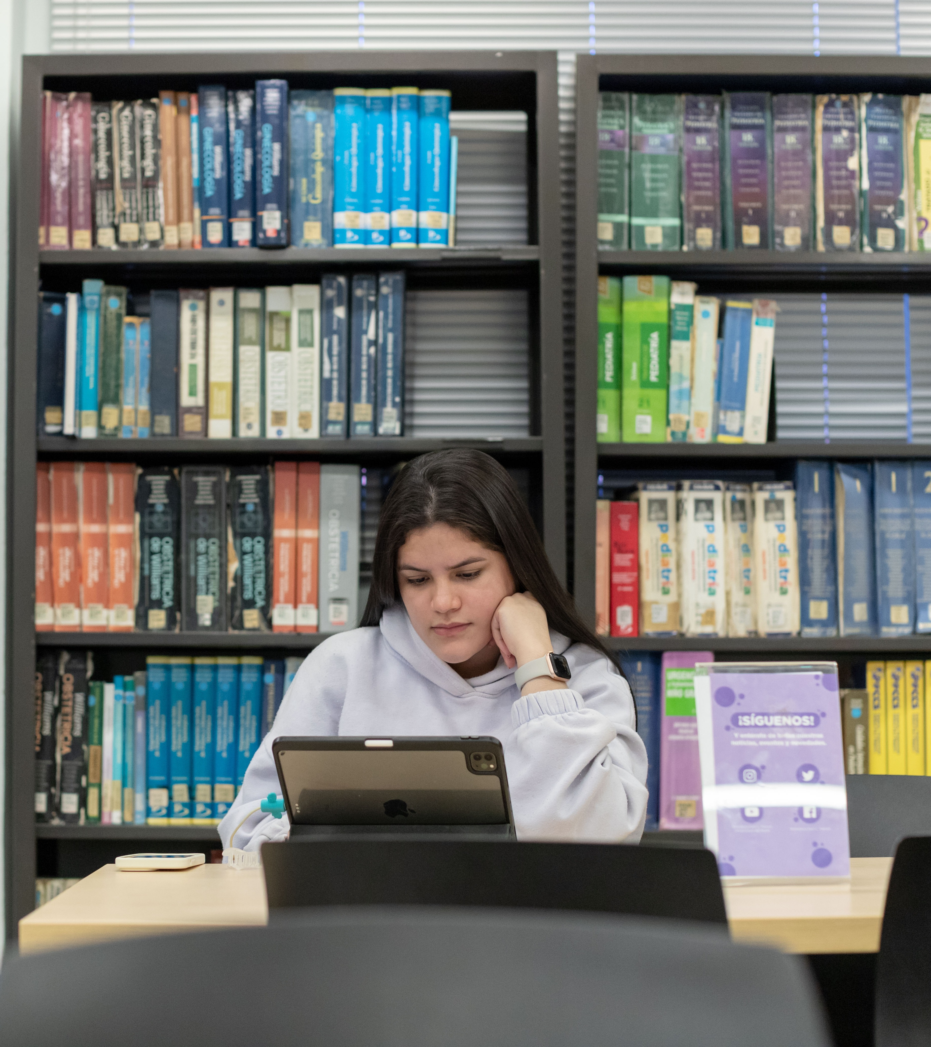 esta es una imagen de unas personas utilizando los computadores de la sala de usuarios de la biblioteca