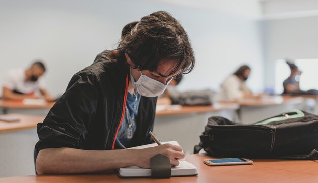 Estudiante escribiendo