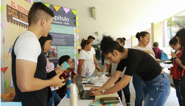 Estand-10-años-Univoluntarios.jpg