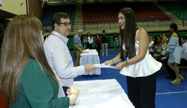 Alejandra-Reatiga-en-la-ceremonia-de-Merito-Estudiantil-2018.jpg