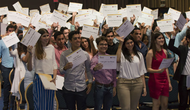 foto-ceremonia-becas-donantes.jpeg