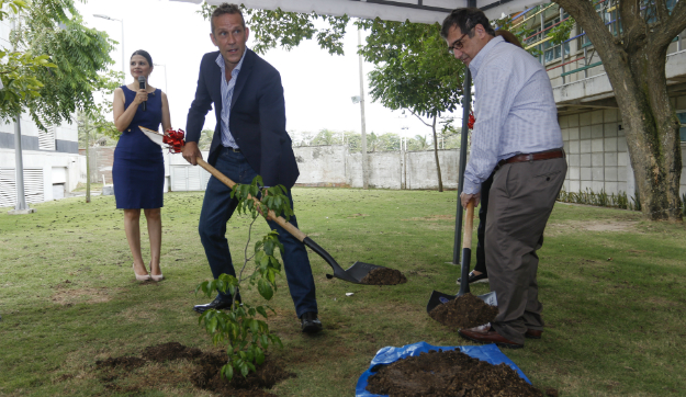 Siembra-árbol-de-amistad-Canadá-Cátedra-Global-2019.jpeg