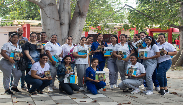 Conjunto de estudiantes de la Normal Superior de Manatí, al recibir sus ejemplares de 'Líbranos del bien'.