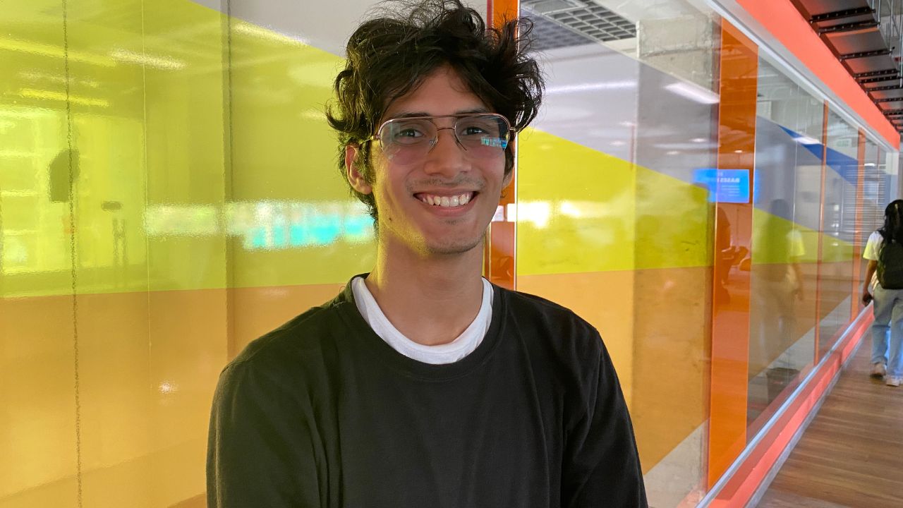 El estudiante Álvaro Manotas en el campus universitario.