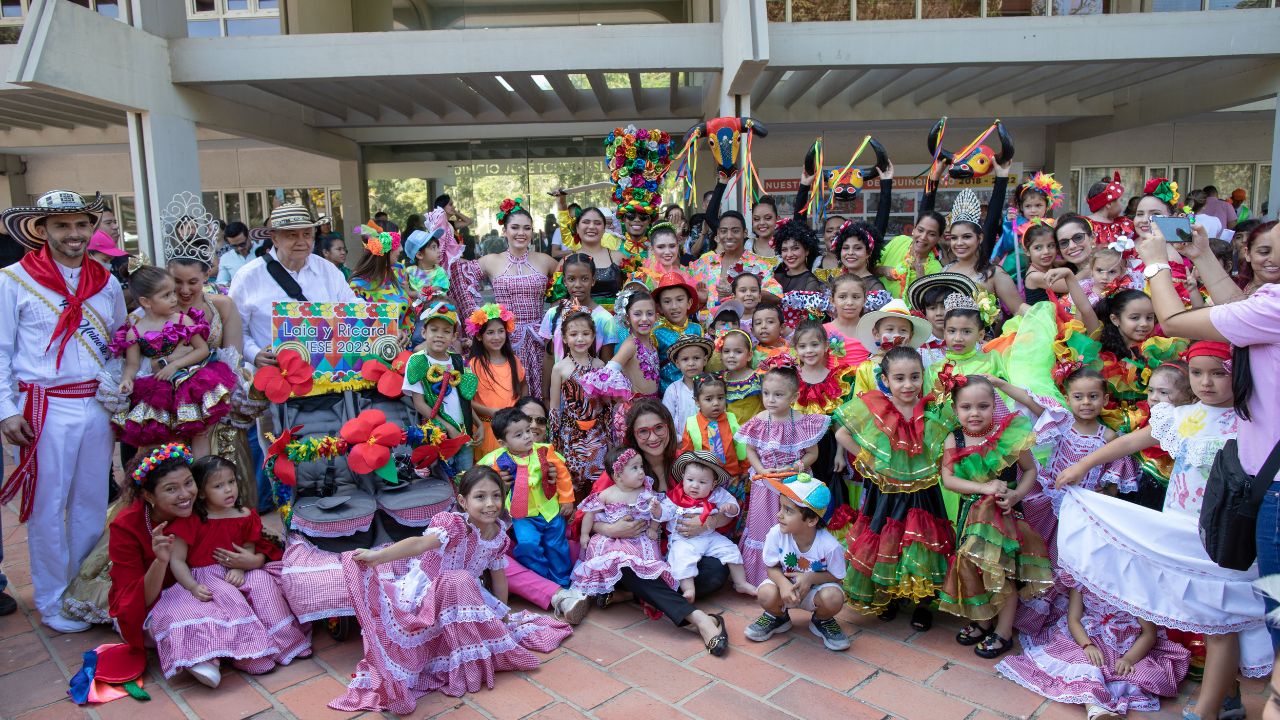 Desfile polleritas y sombreritos.jpg