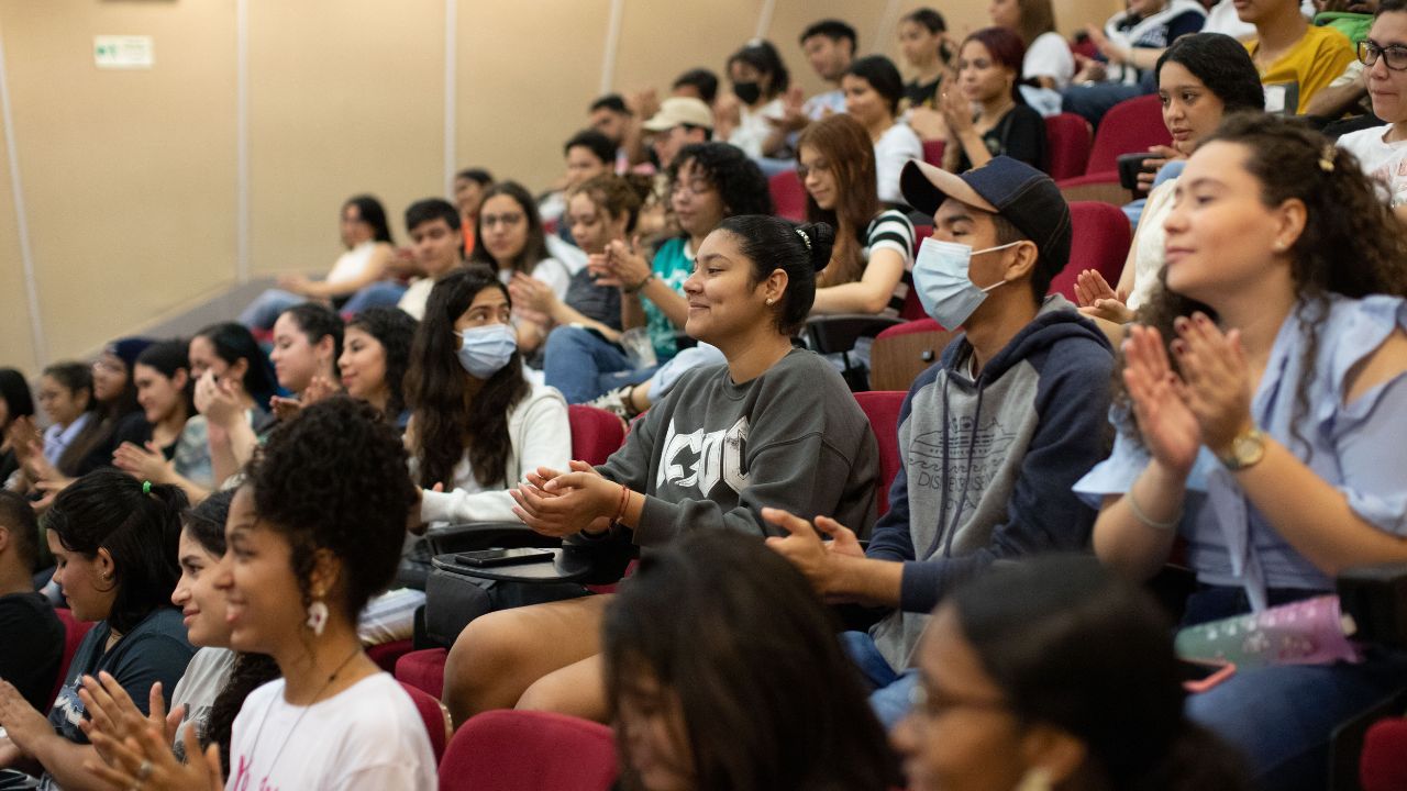 Estudiantes en el evento de inducción de univoluntarios