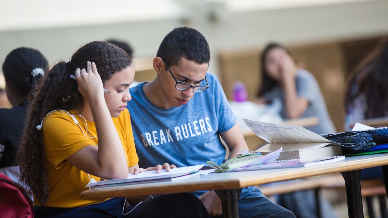 Estudiantes estudiando