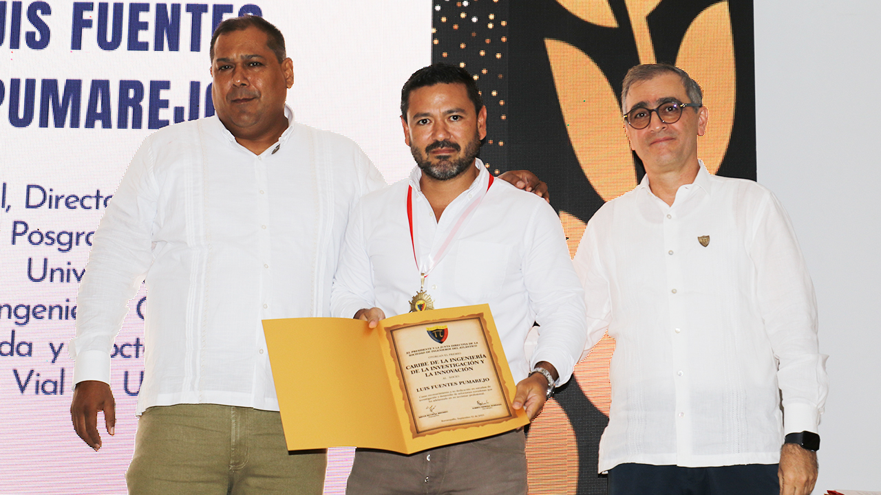 Profesor Luis Fuentes recibiendo el reconocimiento por parte de la CIA 