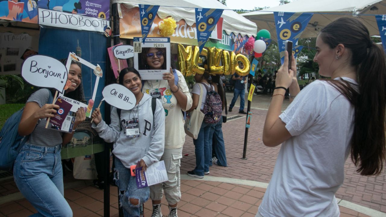 ESTUDIANTES EN LA FERIA