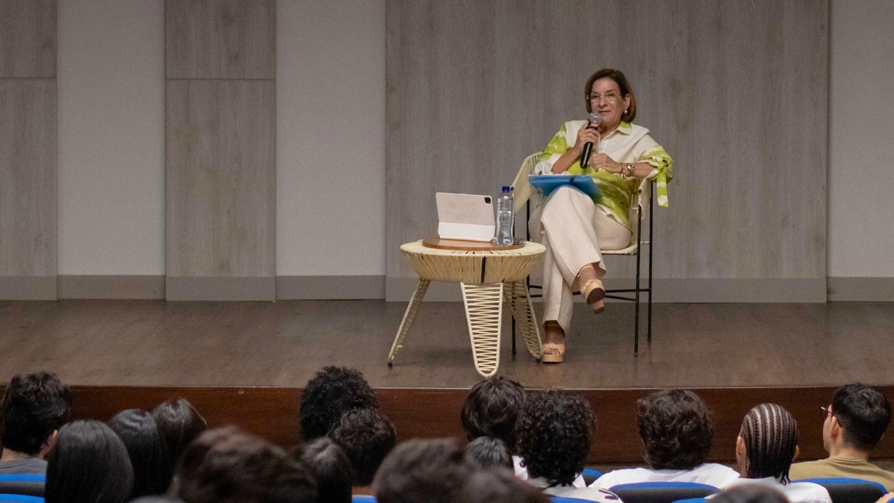Charla margarita cabello blanco 2025