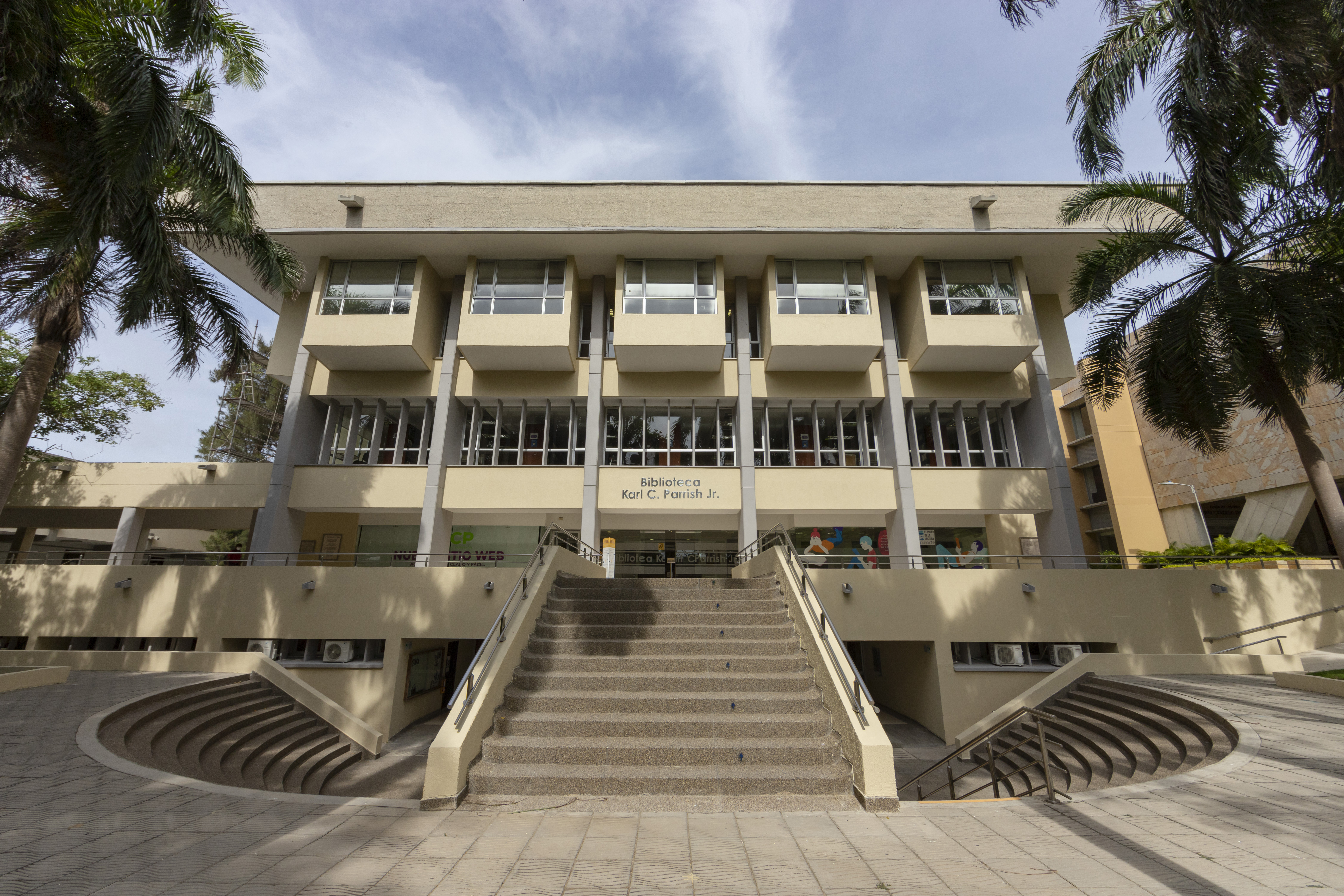 Fachada de la Biblioteca Karl C. Parrish Jr.