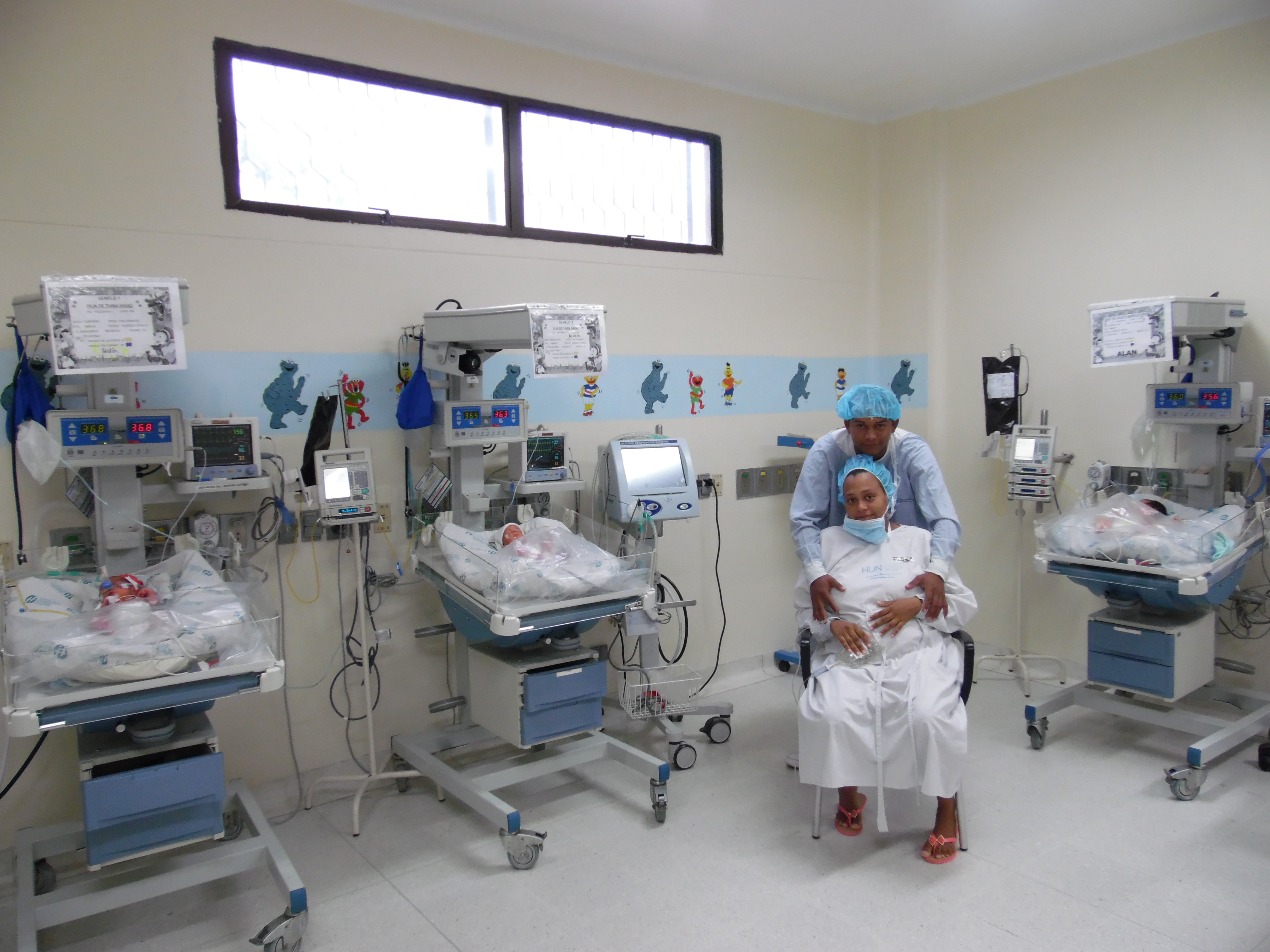 Foto unidad de cuidados intensivos neonatal tamaño