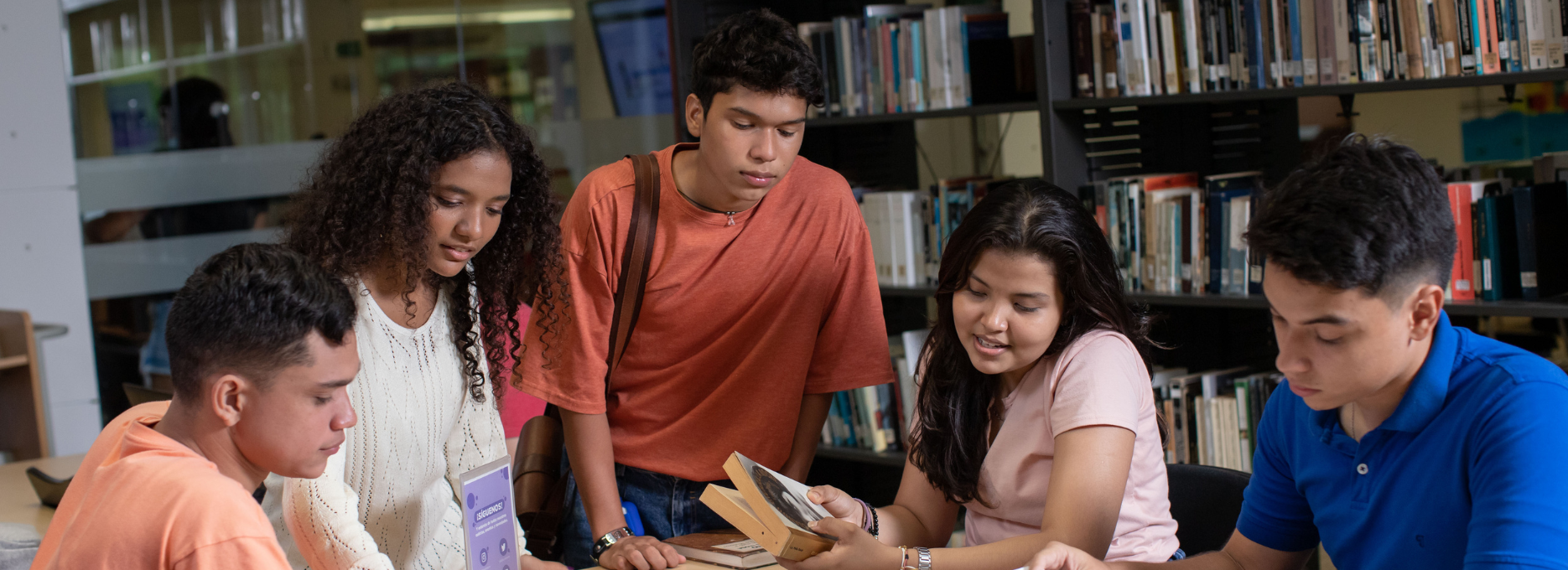 Foto-estudiantes-biblioteca-convocatoria-docentes-textos