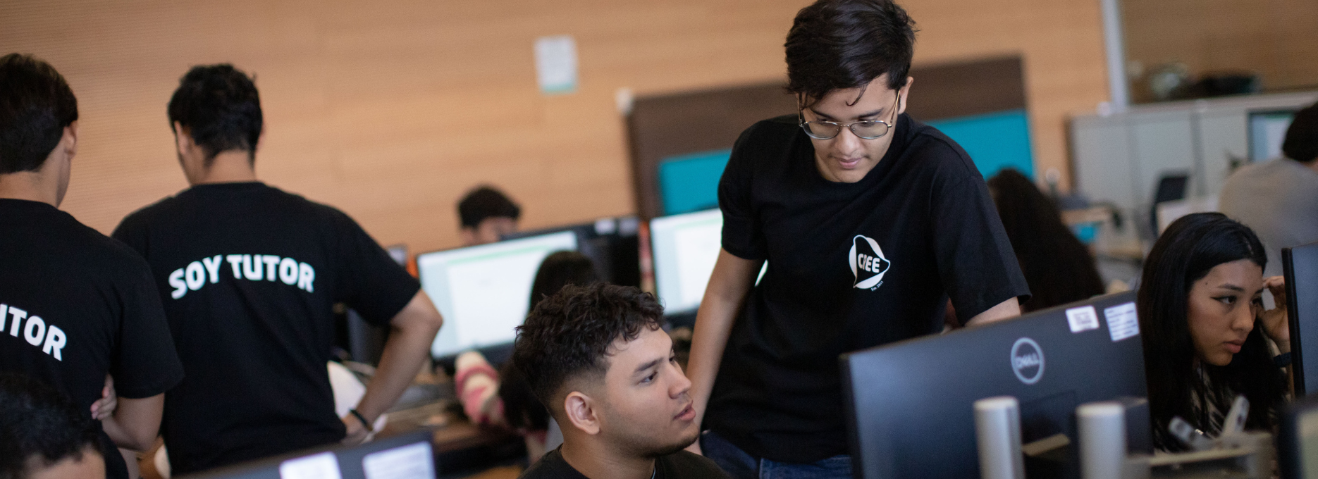 Foto de estudiantes ayudando a sus compañeros con asignaturas de sus programas academicos