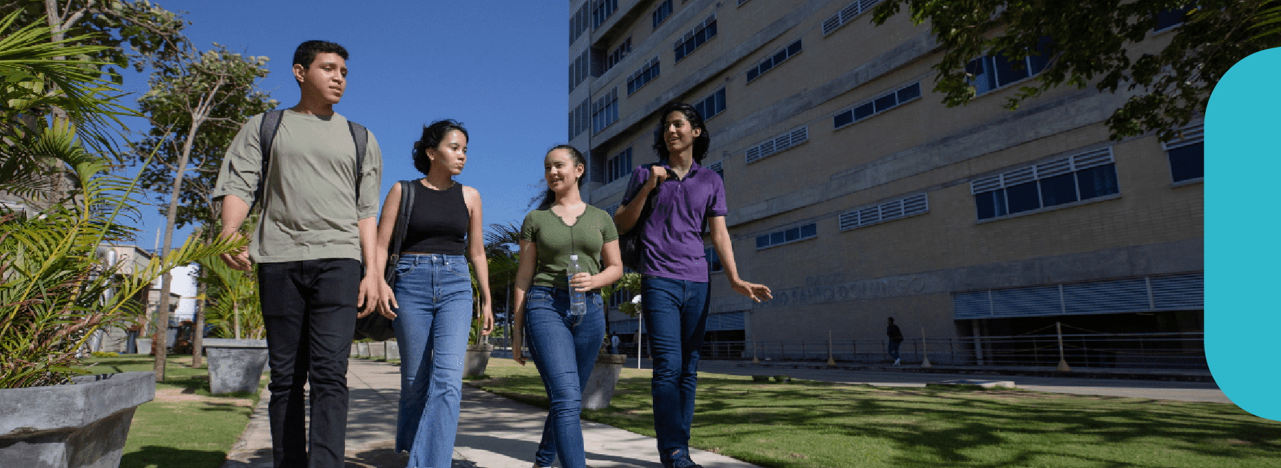Foto de estudiantes caminando por el campus universitario