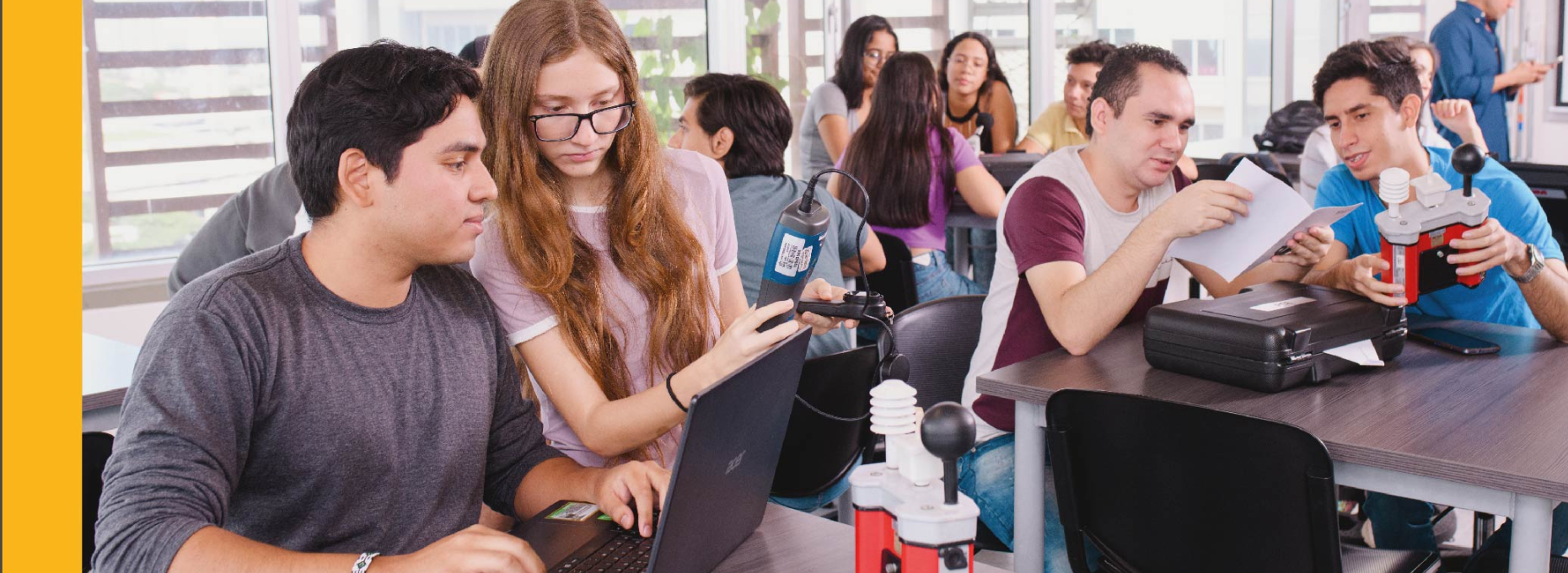 Foto de estudiantes en la biblioteca