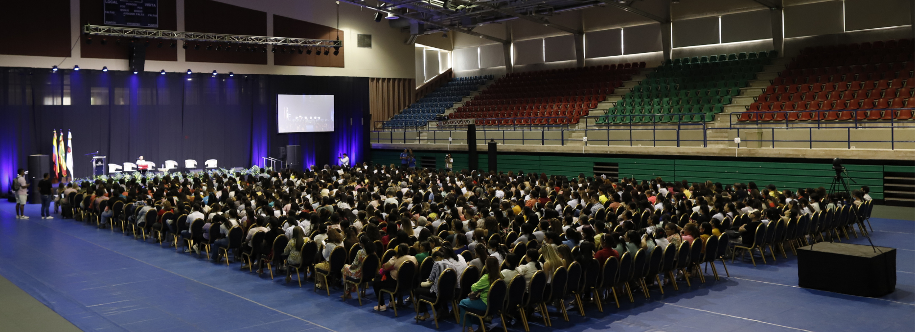 Foto de personas en un auditorio