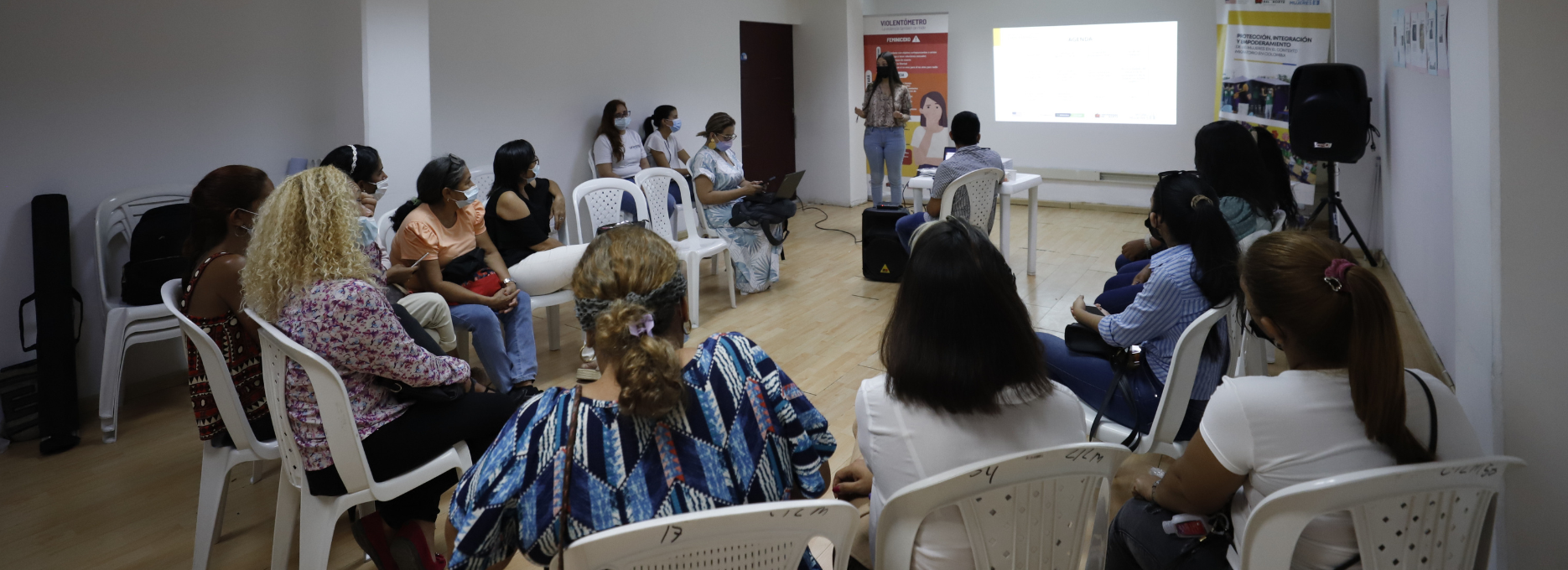 Foto de mujeres en reunión