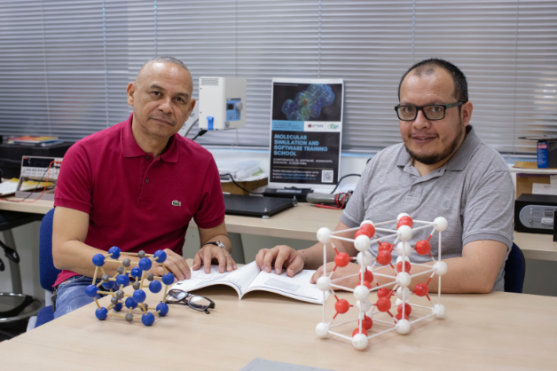 Alfredo Lora y Carlos Pinilla, profesores del Departamento de Física