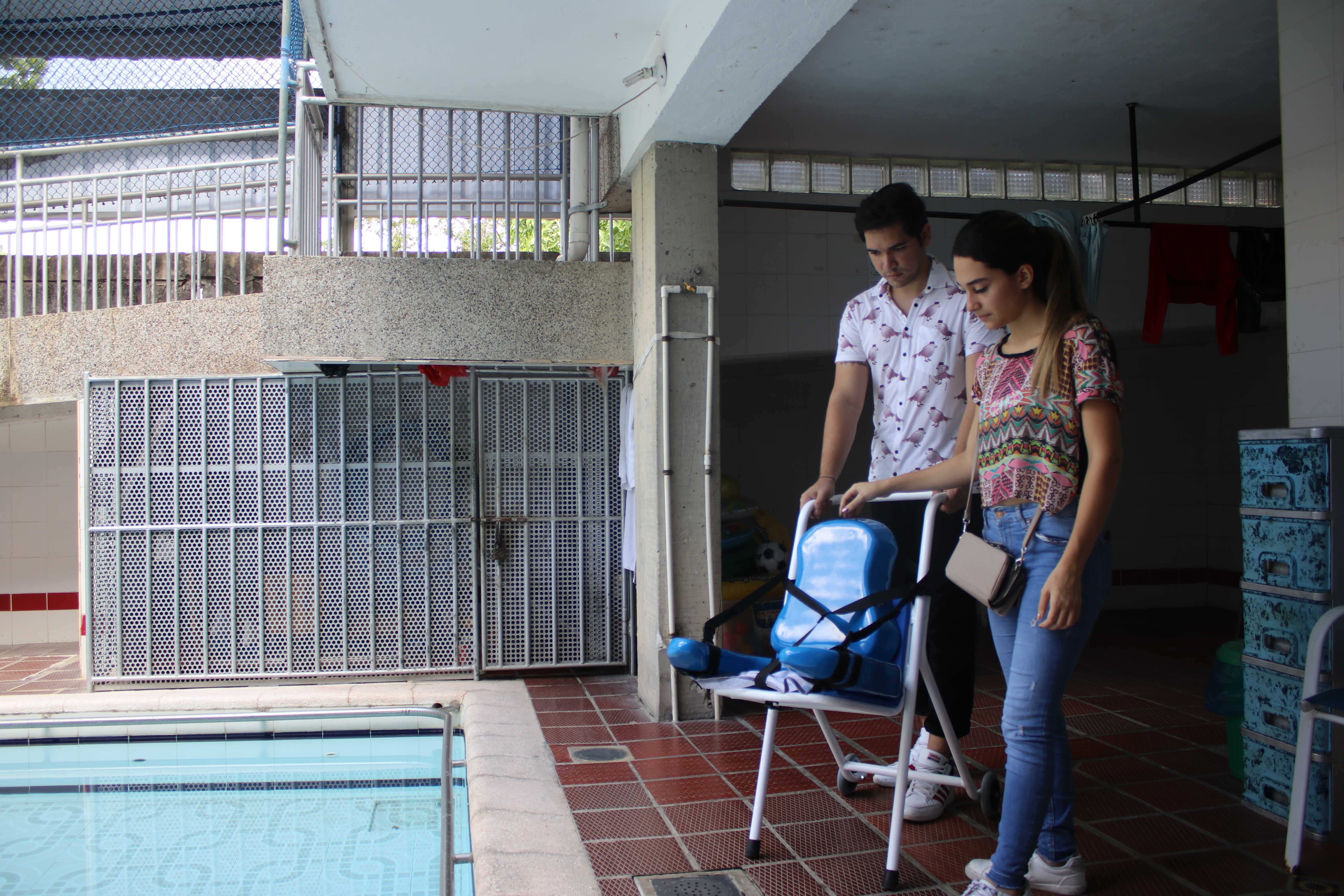 Roque Márceles y Alejandra Parra con su diseño, Aquaticus.