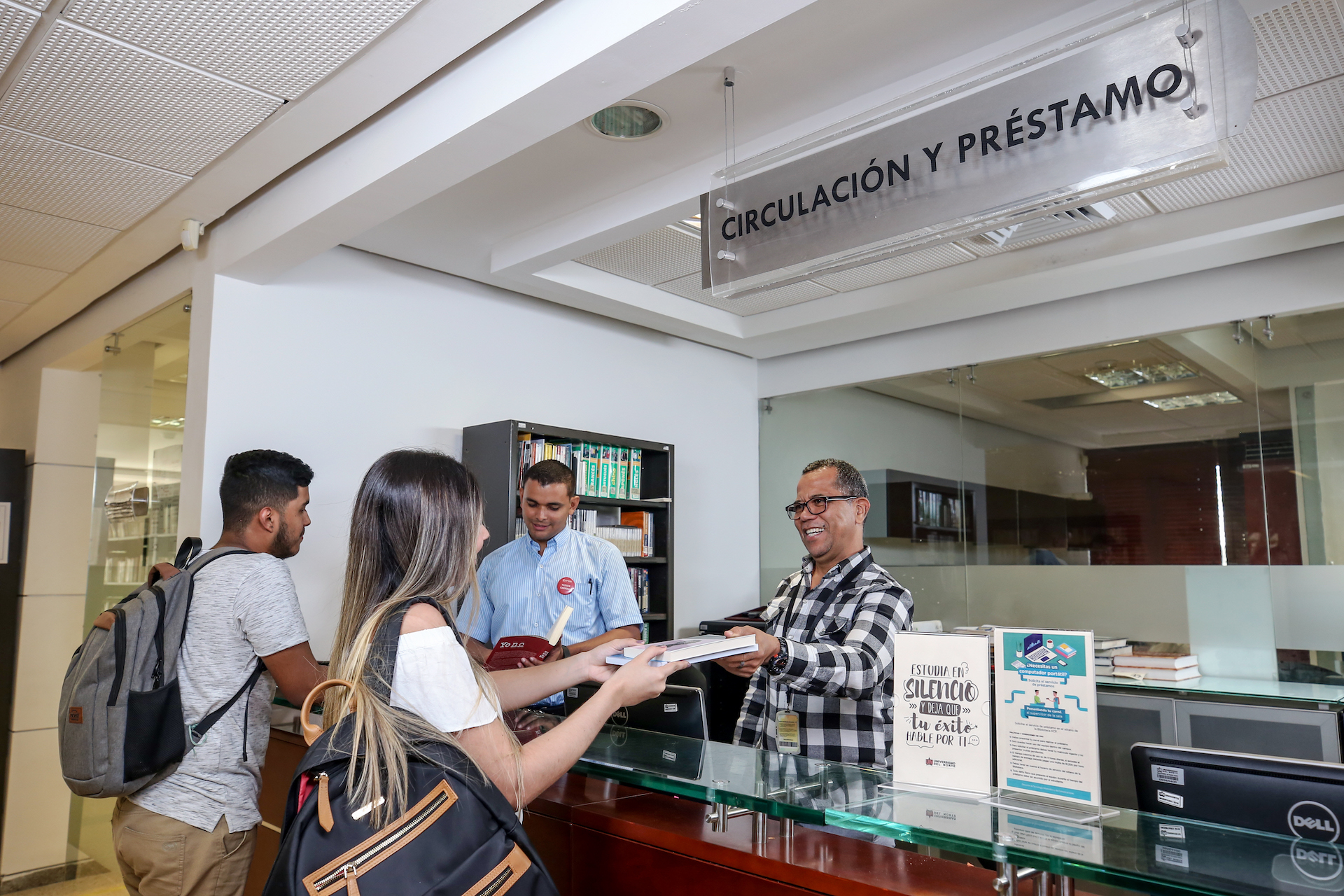 estudiantes-colaboradores-biblioteca-universidad-del-norte.jpg