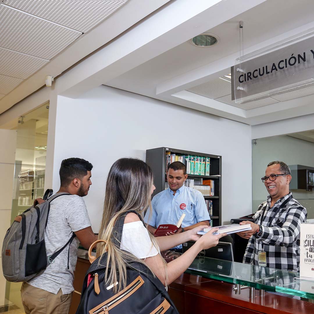 imagen estudiantes en biblioteca