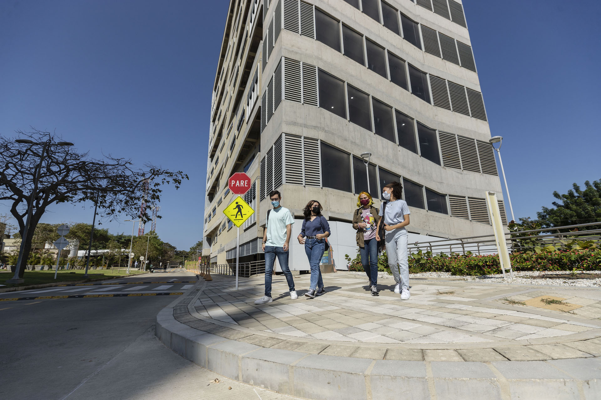 estudiantes-edificio-idiomas-universidad-del-norte.jpg