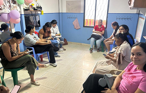 madres_en_salon_de_clases.png