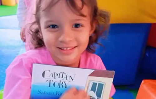 niña_con_libro_en_mano.png